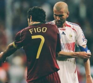 Figo troca braçadeira de capitão com o Zidane após semifinal da Copa de 2006