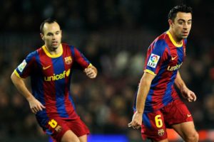 Iniesta e Xavi em ação pelo Barcelona.