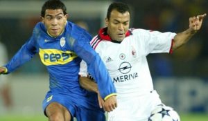 Tevez e Cafú em disputa no Mundial 2003.