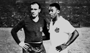 Di Stefano em amistoso contra Santos encontra Pelé.