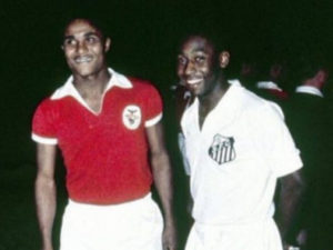 Eusébio e Pelé se encontram na final do Mundial de 1962.