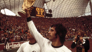 Gerd Muller com a taça da Copa de 1970