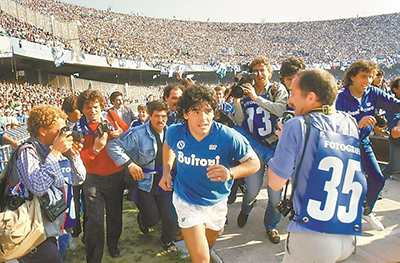 Maradona se tornou o maior ídolo do Napoli.