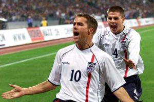 Owen e Gerrard na seleção inglesa.