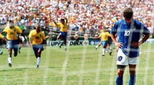 Baggio perde penalti que deu titulo ao Brasil em 1994.