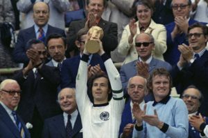 Título da Copa do Mundo de 1974, com Franz Beckenbauer de capitão.