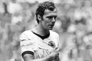 Beckenbauer joga com ombro machucado na Copa de 70.