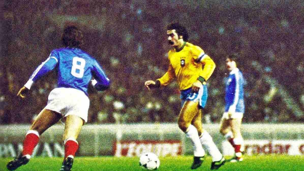 Rivellino contra a França, em 1978.