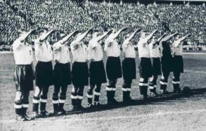 Seleção Inglesa de Futebol em jogo contra a Alemanha em 1938.