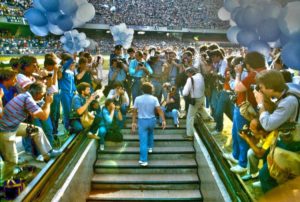 Maradona em sua chegada ao Napoli.