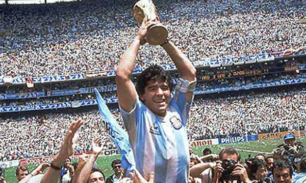 Maradona levanta a taça da Copa do Mundo de 1986.