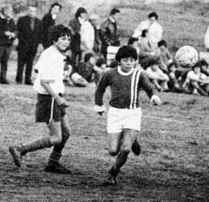 Maradona ainda garoto no Argentino juniors.