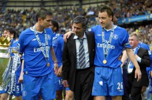 Mourinho ao lado de Lampard e Terry na conquista da Premier League 2004-05.