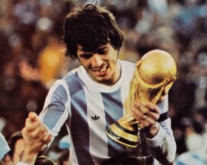 Daniel PAssarela com a taça da Copa do mundo de 1978.