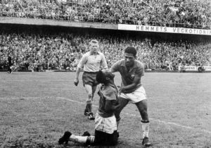 Garrincha e Pelé comemoram a Copa do Mundo de 1958.