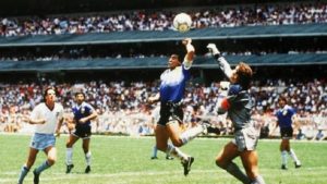 Maradona marca polêmico gol de mão contra a Inglaterra.