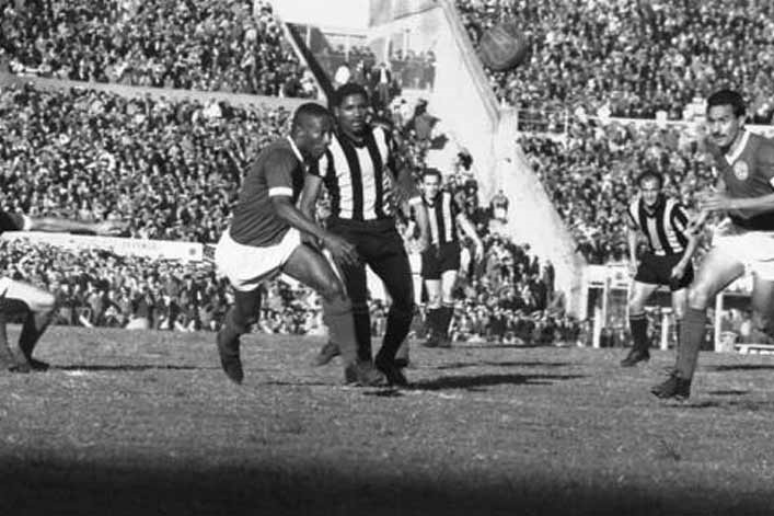 Palmeiras e Peñarol na final em 1961.