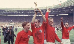 Bobby Charlton lidera a conquista da Copa do Mundo de 1966.