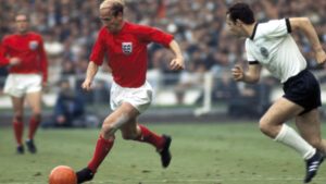 Bobby Charlton defendendo a seleção inglesa.