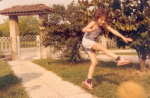 Alessandro Del Piero jogando bola enquanto criança.