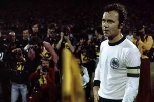 Franz Becknbauer na final da Euro 1976.