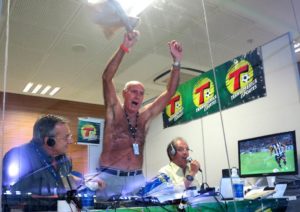 Gerson comemorando gol do Botafogo enquanto trabalhava na rádio transamérica.
