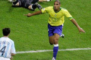 Adriano marca gol icônico da Seleção Brasileira de futebol contra a Argentina.