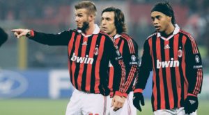 Trio mágico em cobrança de falta no Milan.
