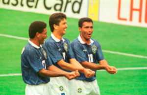 Icônica comemoração de Bebeto em gol contra Holanda na Copa do Mundo de 1994.