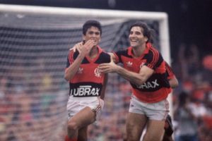 Bebeto ao lado de Renato Gaúcho com a camisa do Flamengo.