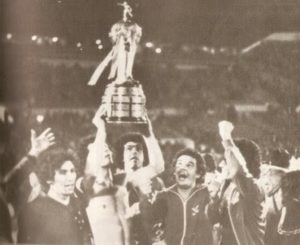 Cruzeiro ergue a taça da Libertadores de 1976.