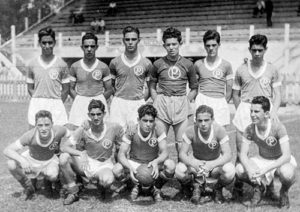 Dino Sani no elenco do Palmeiras é o quarto jogador agachado da esquerda para a direita.