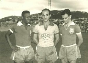 Dino Sani na seleção brasileira ao lado de Pelé e Pepe.