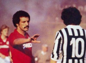 Como jogador do Torino em frente a Michel Platini.
