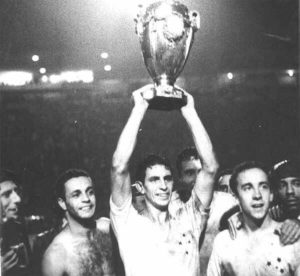 Conquista a Taça Brasil de 1966.