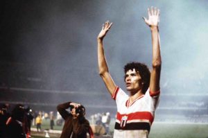Sócrates saudando a torcida do Botafogo.