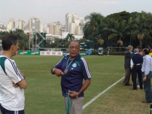 Ídolo eterno do Palmeiras nas dependências do clube.