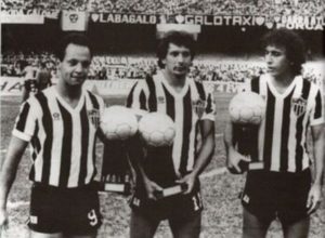 Éder Aleixo recebe o prêmio Bola de Prata do Brasileirão de 1983.