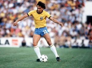 Éder Aleixo com a camisa da seleção brasileira.