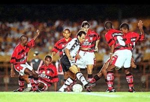 Um dos gols mais incríveis da história do clássico dos milhões: Edmundo chama a defesa do Flamengo para dançar.