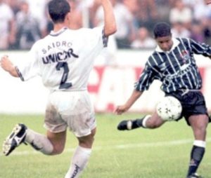 Gol de placa de Marcelinho Carioca contra o Santos em 1996.