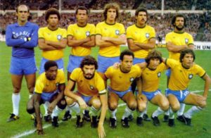 Paulo Isidoro em meio ao elenco que disputou a Copa do Mundo de 1982.