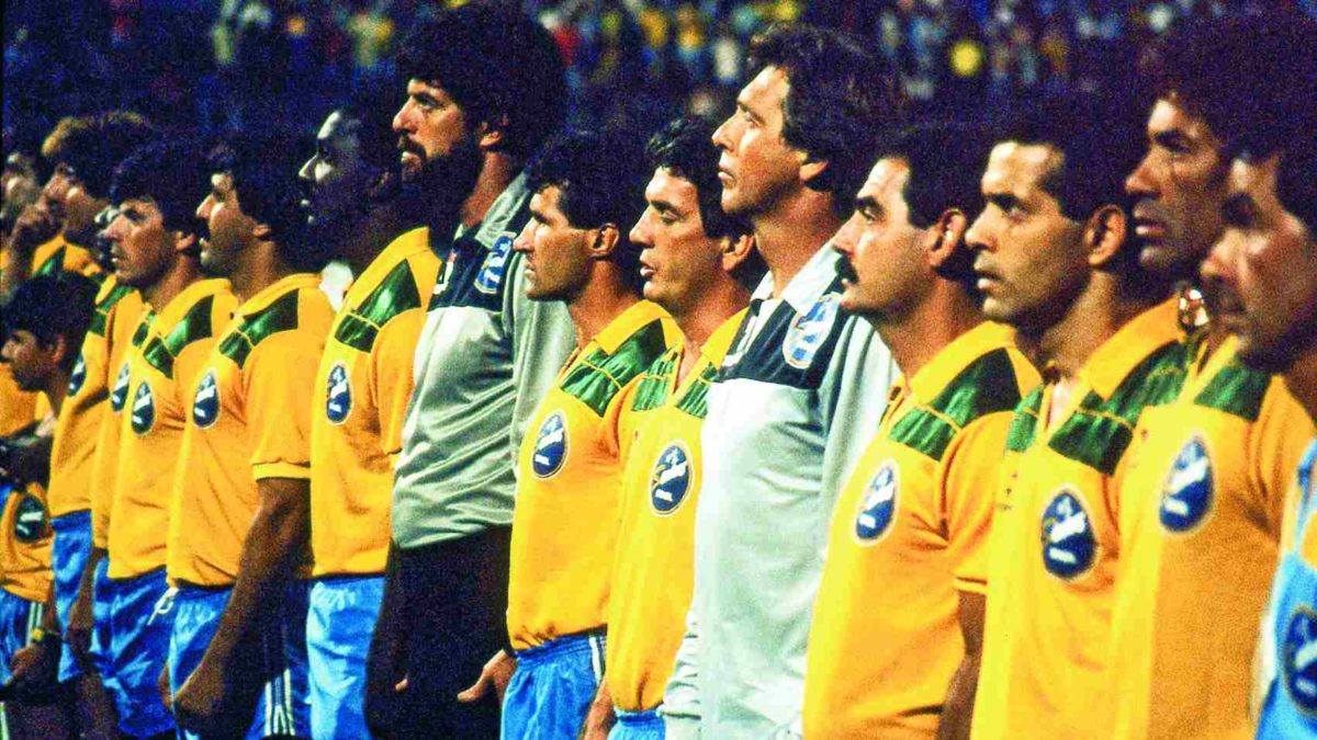 Elenco brasileiro perfilado na Copa Pelé.