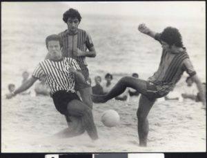 Futebol de praia nos anos 1970.