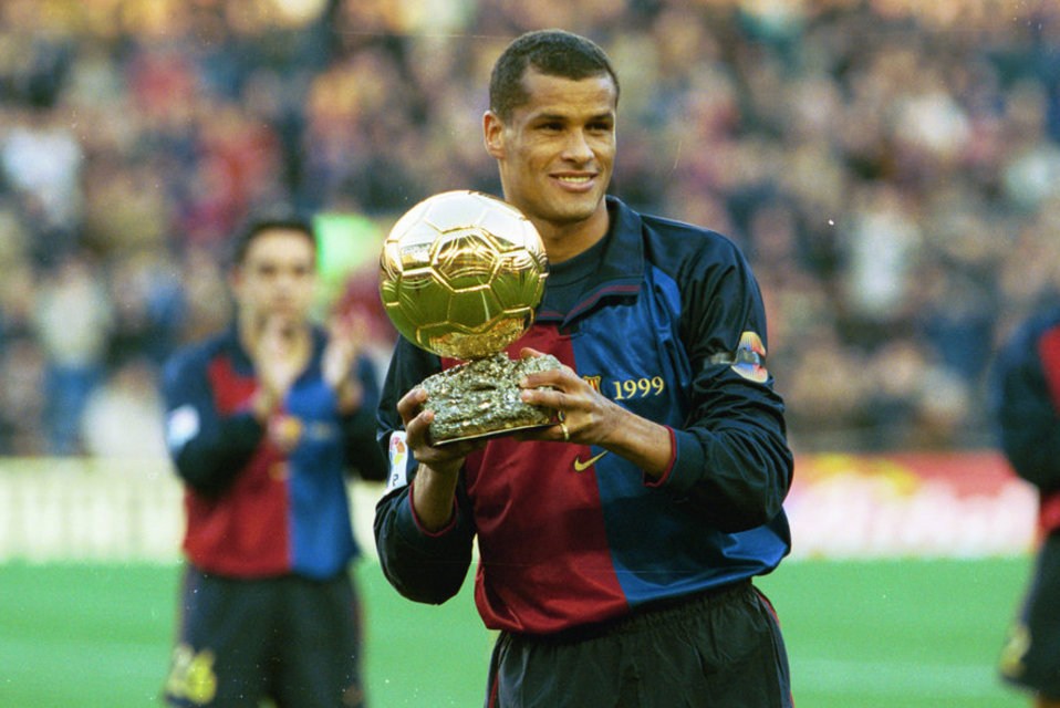 Rivaldo vence o prêmio Bola de Ouro 1999.