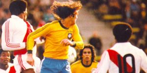 Oscar e Dinamite na partida contra o Peru em 1977.