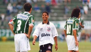 Marcelinho Carioca em seu primeiro jogo contra o Palmeiras em 1995.