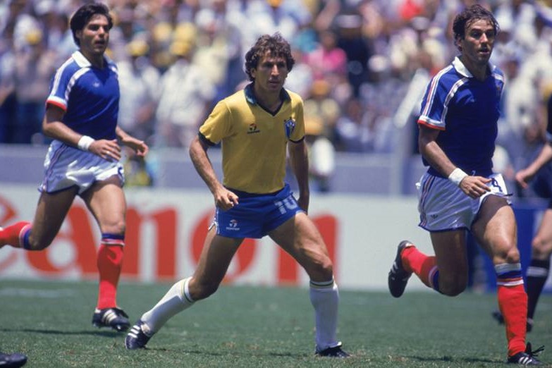 Zico contra a França, em 1986.