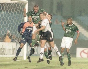 Luizão anotou dois tentos contra o Palmeiras em 2000.
