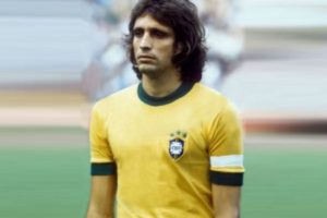 Marinho Peres como capitão da seleção brasileira na Copa de 1974.